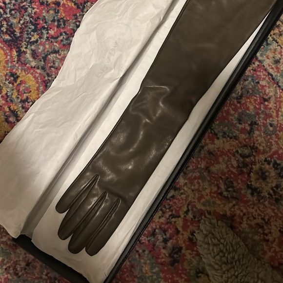 Prada Black Leather Gloves - Picture 9 of 10